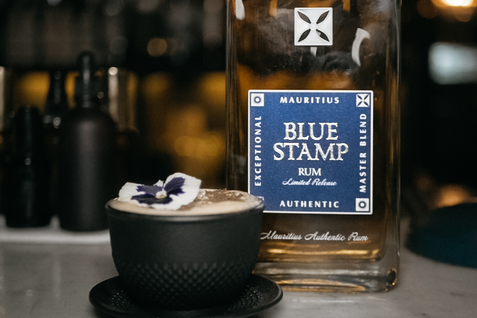 Kokteil s rumom Blue Stamp